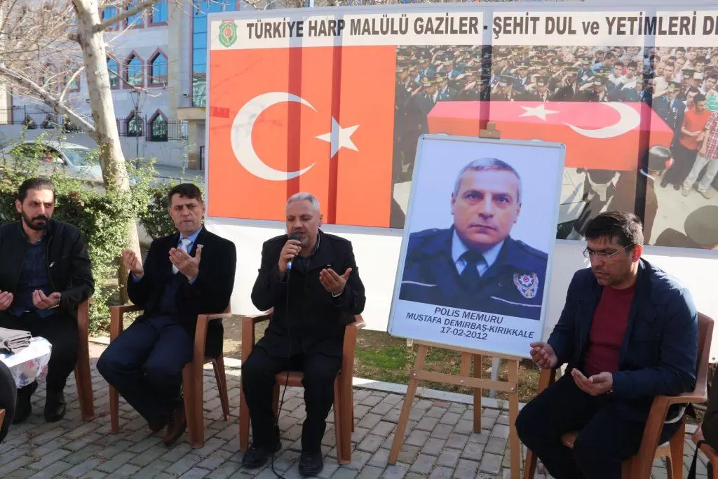 Türkiye Harp Malulü Gaziler, Şehit Dul ve Yetimleri Derneği Kırıkkale Şubesi ve Şehit Aileleri tarafından Şehitlerimizi Anma programları devam ediyor. Şehit Polis Memuru Mustafa Demirbaş, Kabri Başında Anıldı - Kırıkkale Haber, Son Dakika Kırıkkale Haberleri