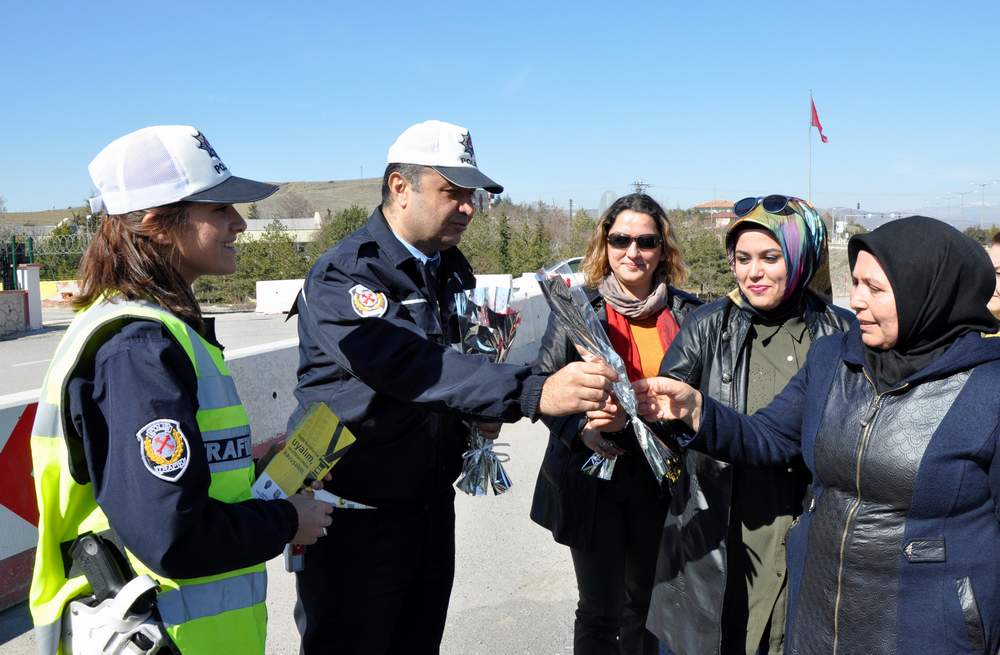 Polislerden kadınlara karanfil - Kırıkkale Haber, Son Dakika Kırıkkale Haberleri