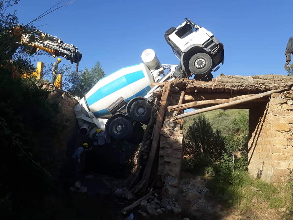 Beton mikseri köprüde asılı kaldı - Kırıkkale Haber, Son Dakika Kırıkkale Haberleri