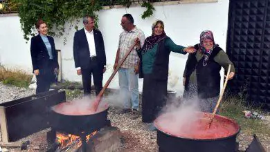 Vali Sezer salça kaynatan ev hanımlarını ziyaret etti - Kırıkkale Haber, Son Dakika Kırıkkale Haberleri Vali Sezer salça kaynatan ev hanımlarını ziyaret etti - Kırıkkale Haber, Son Dakika Kırıkkale Haberleri