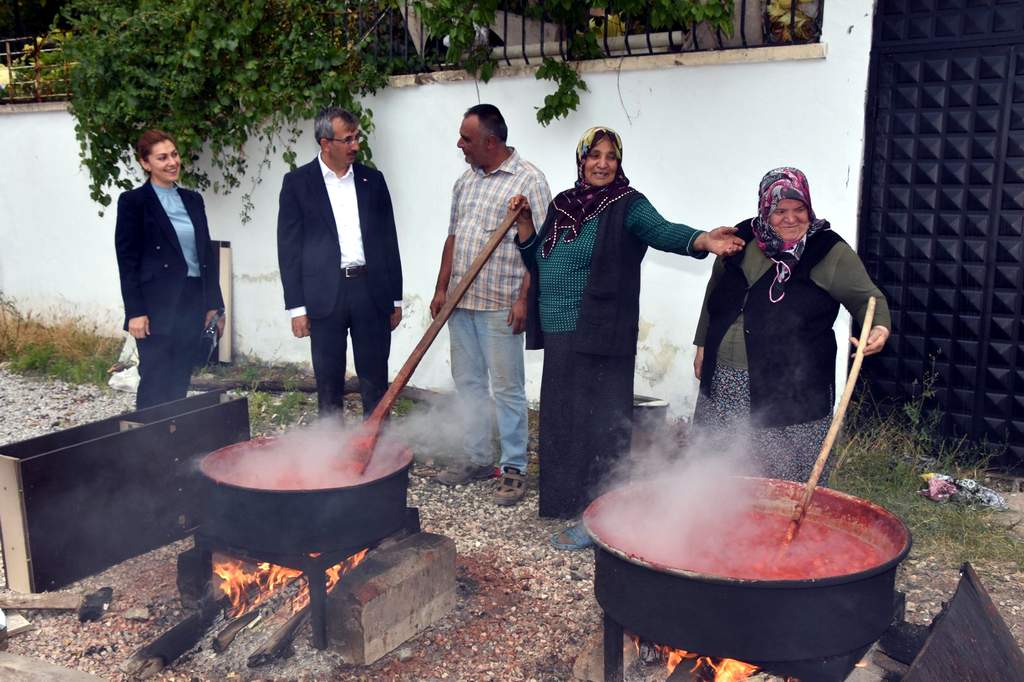 Vali Sezer salça kaynatan ev hanımlarını ziyaret etti - Kırıkkale Haber, Son Dakika Kırıkkale Haberleri