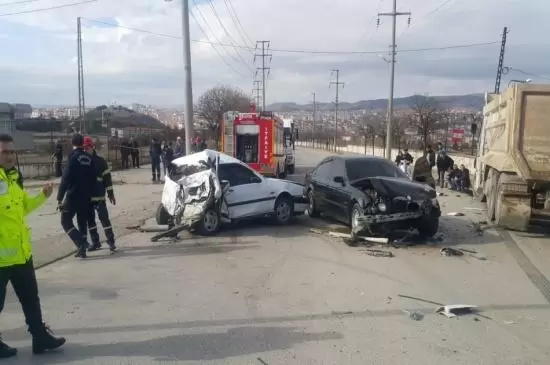 Kamyon İle 2 Otomobil Çarpıştı - Kırıkkale Haber, Son Dakika Kırıkkale Haberleri Kamyon İle 2 Otomobil Çarpıştı - Kırıkkale Haber, Son Dakika Kırıkkale Haberleri