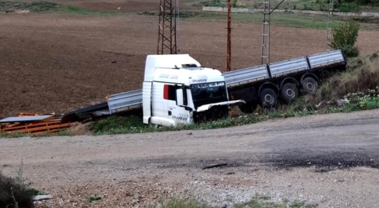 Tarlaya devrilen tırın sürücüsü yaralandı - Kırıkkale Haber, Son Dakika Kırıkkale Haberleri