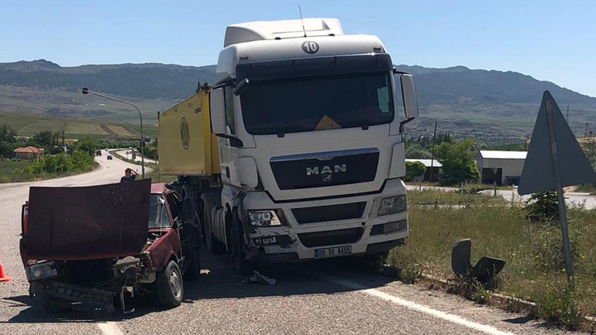 Kamyon ile otomobil çarpıştı - Kırıkkale Haber, Son Dakika Kırıkkale Haberleri