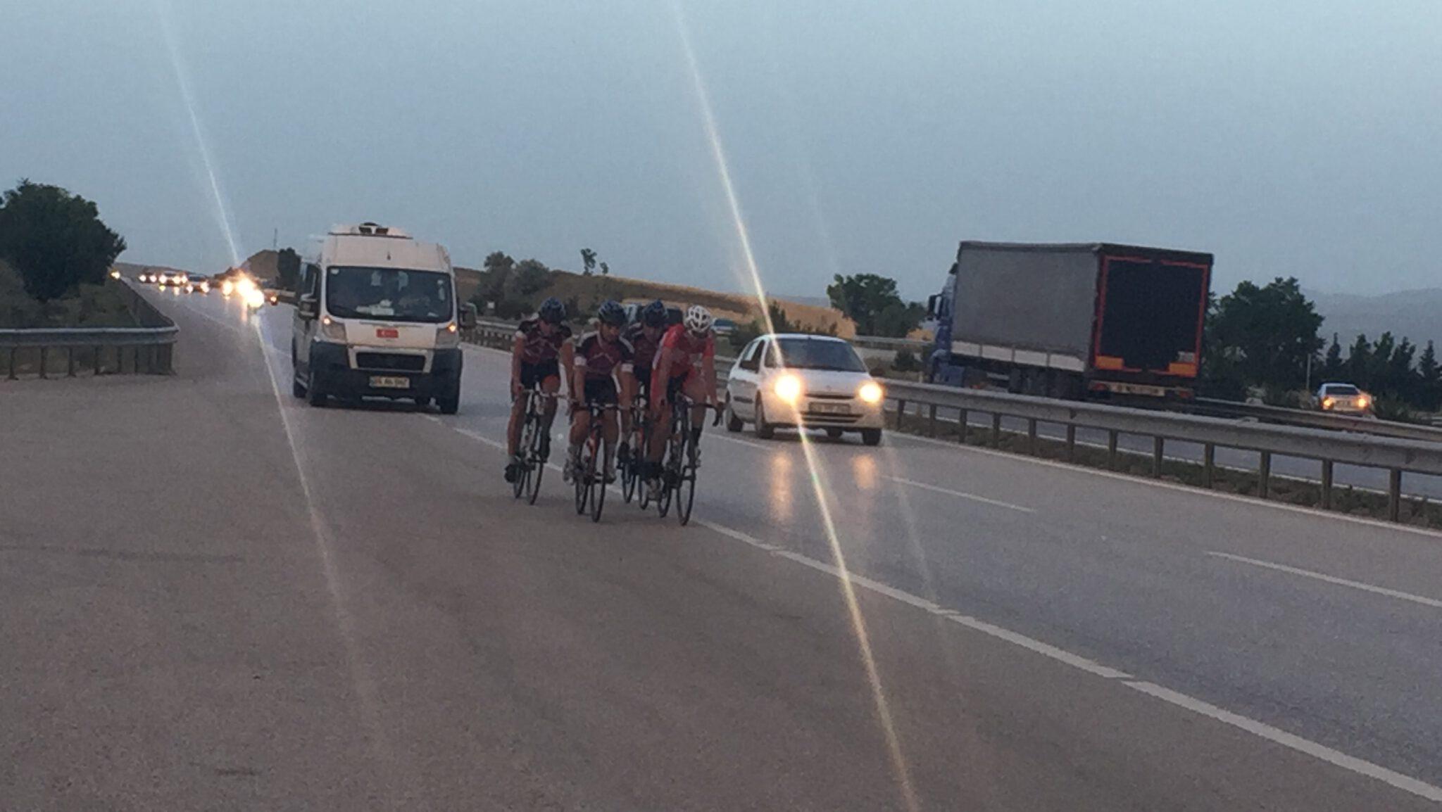 Milli Bisiklet sporcuları, 680 kilometrelik yolu bisikletle gidiyor. - Kırıkkale Haber, Son Dakika Kırıkkale Haberleri