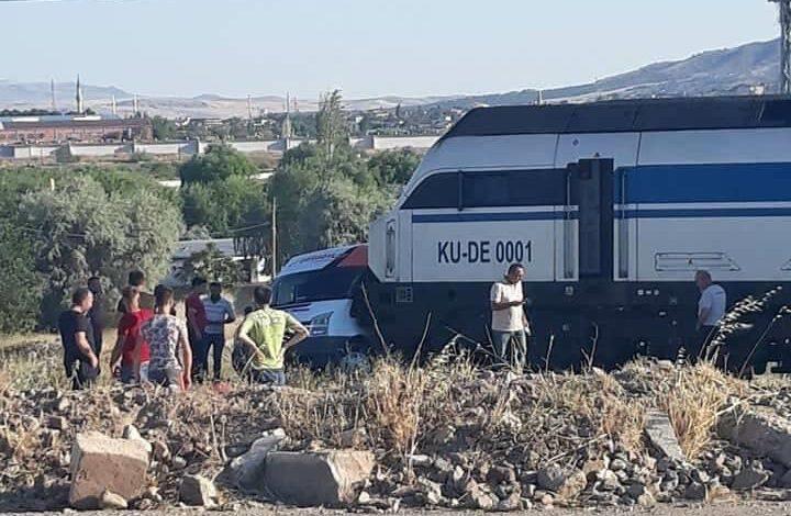 Yük Treni Servis Münibüsünü Metrelerce Sürükledi - Kırıkkale Haber, Son Dakika Kırıkkale Haberleri Yük Treni Servis Münibüsünü Metrelerce Sürükledi - Kırıkkale Haber, Son Dakika Kırıkkale Haberleri