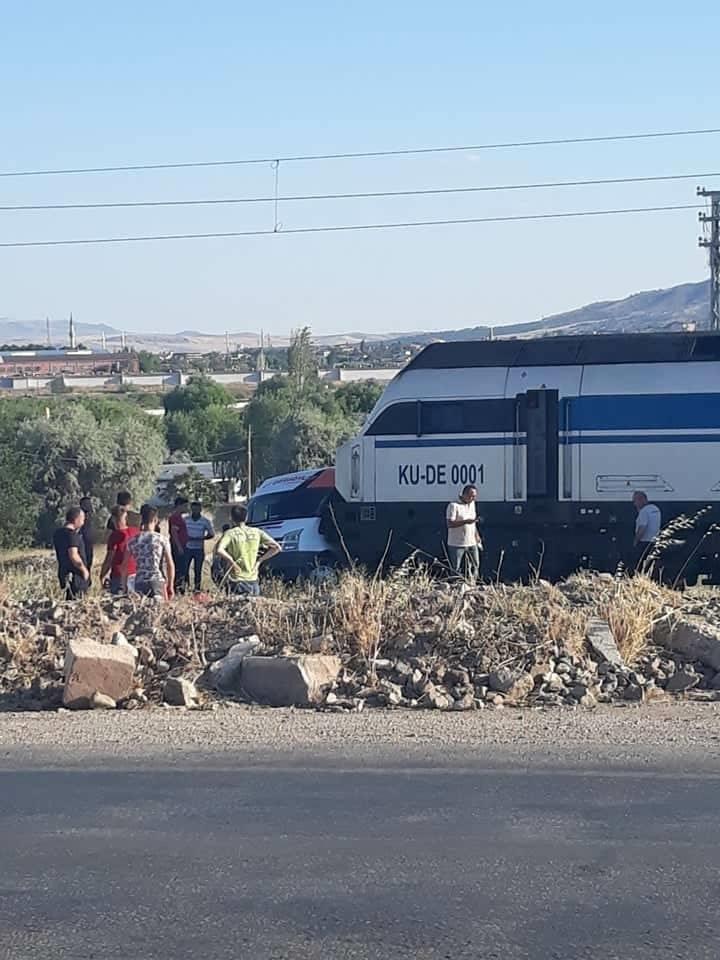 Yük Treni Servis Münibüsünü Metrelerce Sürükledi - Kırıkkale Haber, Son Dakika Kırıkkale Haberleri