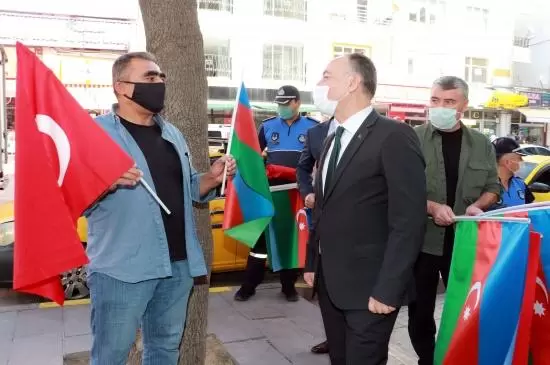 Saygılı’dan Esnafa Bayrak - Kırıkkale Haber, Son Dakika Kırıkkale Haberleri Saygılı’dan Esnafa Bayrak - Kırıkkale Haber, Son Dakika Kırıkkale Haberleri