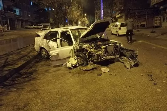 Düz Yolda Duvara Çarptı - Kırıkkale Haber, Son Dakika Kırıkkale Haberleri Düz Yolda Duvara Çarptı - Kırıkkale Haber, Son Dakika Kırıkkale Haberleri