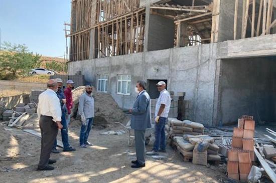 Kırıkkale İl Müftüsü Hasan Hayri Yaşar, Bahşılı'da yapımı devam eden Toki Camii inşaatını yerinde inceledi.