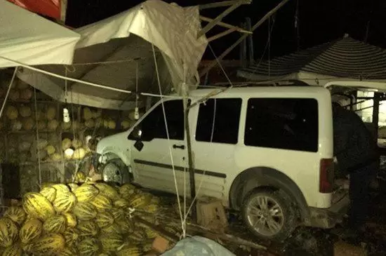 Kaza Sonrası Savrulan Araç Kavun Tezgahına Daldı - Kırıkkale Haber, Son Dakika Kırıkkale Haberleri Kaza Sonrası Savrulan Araç Kavun Tezgahına Daldı - Kırıkkale Haber, Son Dakika Kırıkkale Haberleri