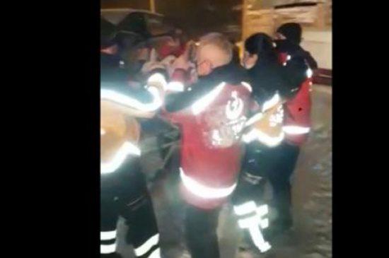 Yolda kalan ambulansın imdadına özel idare ekipleri yetişti