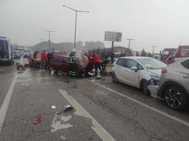 Zincirleme Trafik Kazası 5 Yaralı - Kırıkkale Haber, Son Dakika Kırıkkale Haberleri