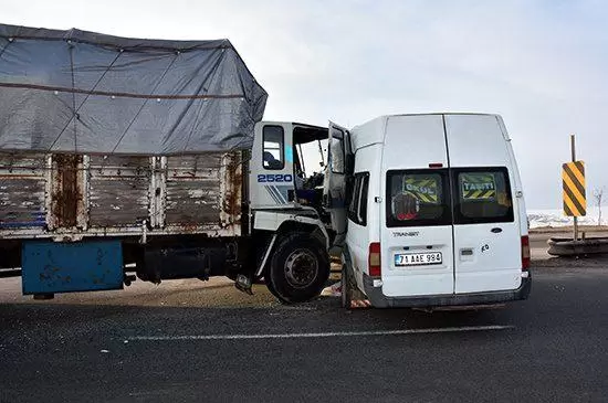 Kamyon İle Öğrenci Servisinin Çarpıştı - Kırıkkale Haber, Son Dakika Kırıkkale Haberleri Kamyon İle Öğrenci Servisinin Çarpıştı - Kırıkkale Haber, Son Dakika Kırıkkale Haberleri