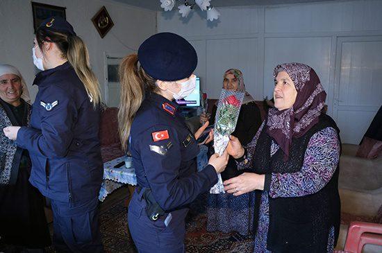 Jandarmadan Kadınlara Çiçek - Kırıkkale Haber, Son Dakika Kırıkkale Haberleri