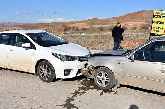 İki Otomobilin Çarpıştığı Kazada 4 Kişi Yaralandı - Kırıkkale Haber, Son Dakika Kırıkkale Haberleri