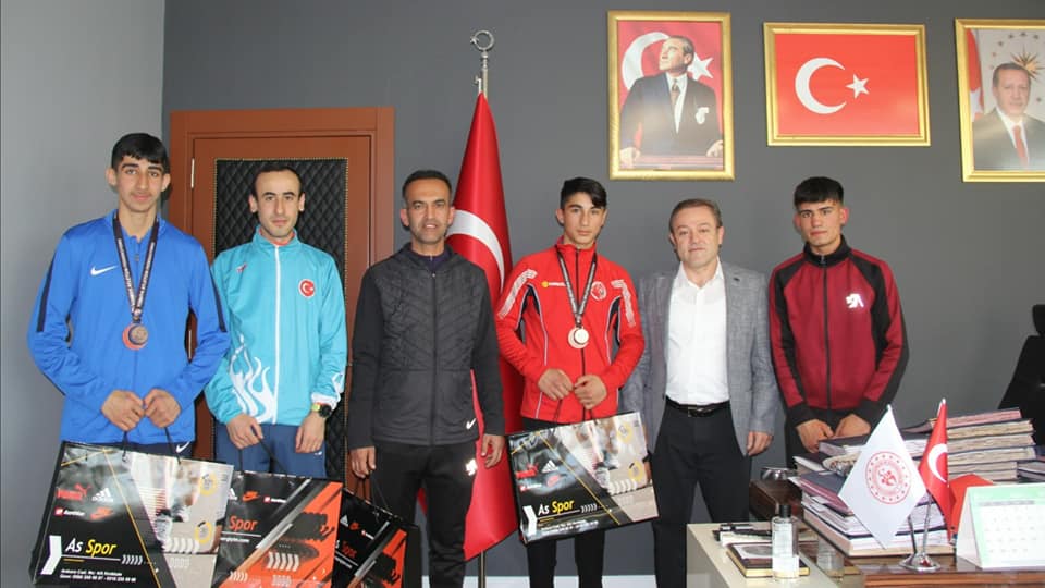 Şampiyonlar Atletlerden İl Müdürlüğüne Ziyaret - Kırıkkale Haber, Son Dakika Kırıkkale Haberleri