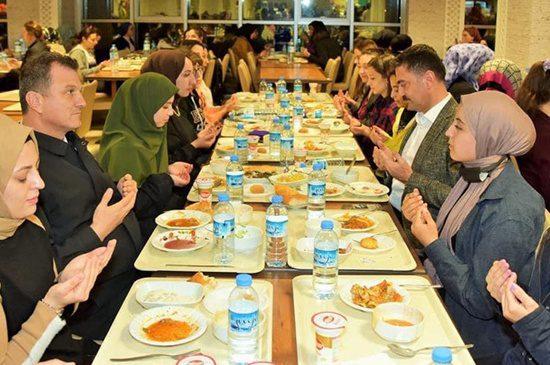 Vali Gençlerin İftar Sofrasına Misafir Oldu - Kırıkkale Haber, Son Dakika Kırıkkale Haberleri