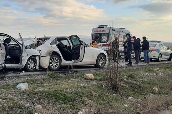 Park halindeki otomobile çarpan araçtaki 3 kişi yaralandı - Kırıkkale Haber, Son Dakika Kırıkkale Haberleri