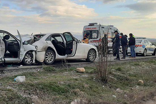 Park halindeki otomobile çarpan araçtaki 3 kişi yaralandı - Kırıkkale Haber, Son Dakika Kırıkkale Haberleri
