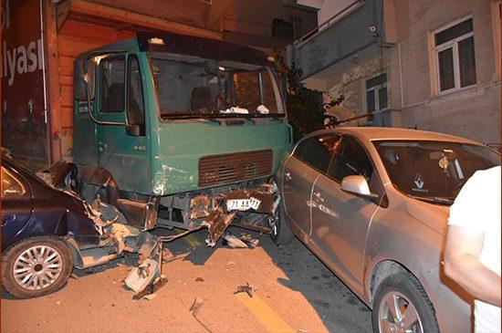 Freni Boşalan Kamyon Park Halindeki 9 Araca Çarptı - Kırıkkale Haber, Son Dakika Kırıkkale Haberleri