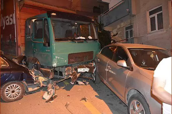 Freni Boşalan Kamyon Park Halindeki 9 Araca Çarptı - Kırıkkale Haber, Son Dakika Kırıkkale Haberleri Freni Boşalan Kamyon Park Halindeki 9 Araca Çarptı - Kırıkkale Haber, Son Dakika Kırıkkale Haberleri