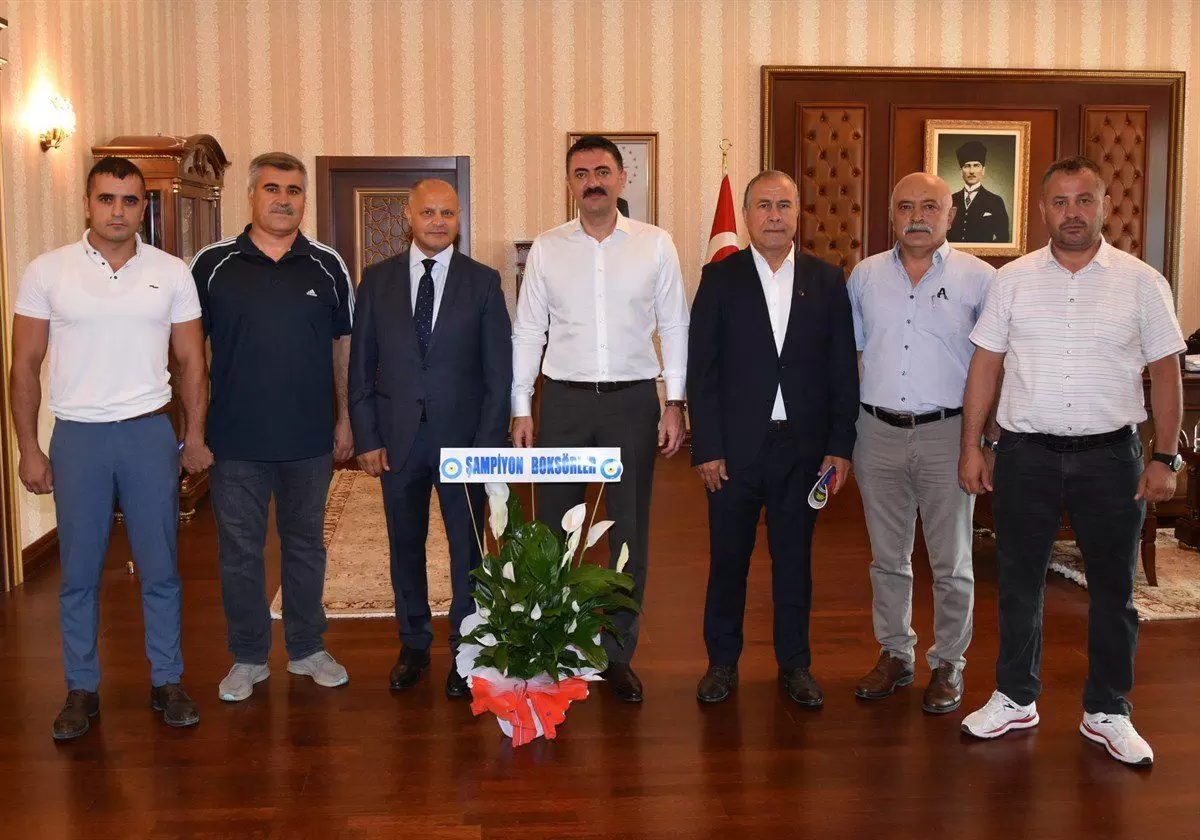 Şampiyonlar’dan Vali Tekbıyıkoğluna Ziyaret - Kırıkkale Haber, Son Dakika Kırıkkale Haberleri Şampiyonlar’dan Vali Tekbıyıkoğluna Ziyaret - Kırıkkale Haber, Son Dakika Kırıkkale Haberleri
