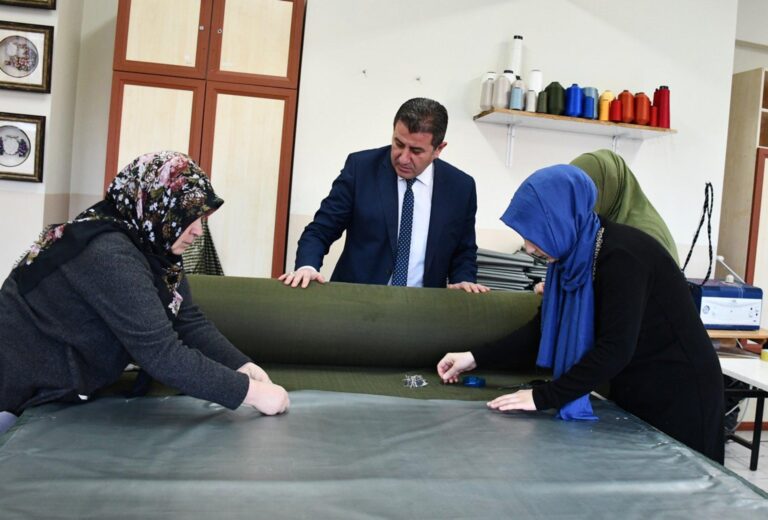 Gönüllü Kursiyerler Depremzedelere Uyku Tulumu Dikiyor - Kırıkkale Haber, Son Dakika Kırıkkale Haberleri