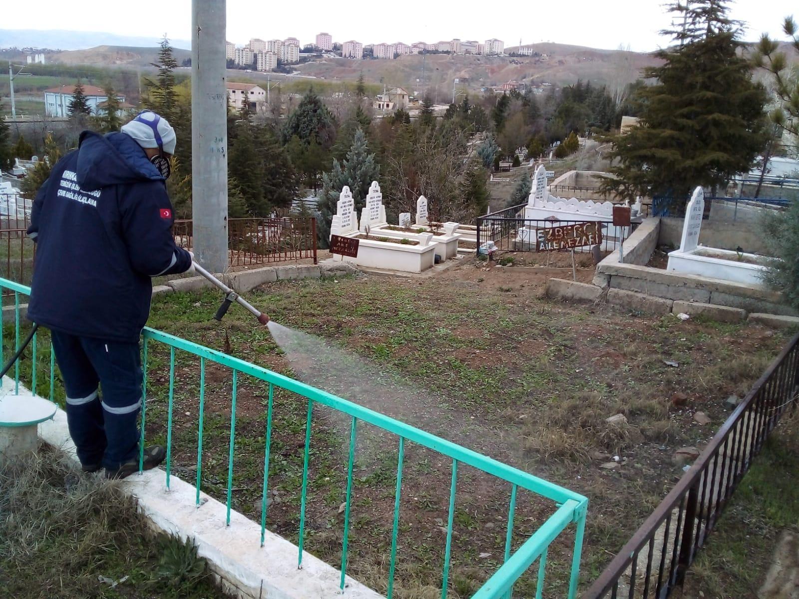 Mezarlıklarda Yabani Ot Mücadelesi - Kırıkkale Haber, Son Dakika Kırıkkale Haberleri