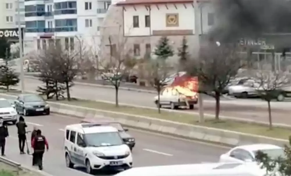 Seyir Halindeki Otomobil Alev Aldı - Kırıkkale Haber, Son Dakika Kırıkkale Haberleri