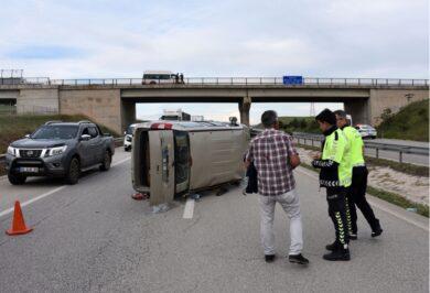 Kırıkkale'de devrilen hafif ticari araçtaki 2 kişi yaralandı
