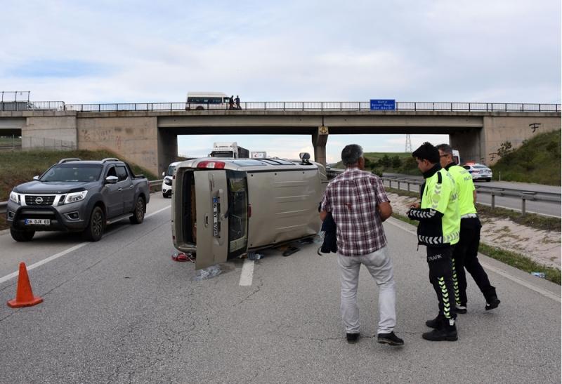 Kırıkkale'de devrilen hafif ticari araçtaki 2 kişi yaralandı