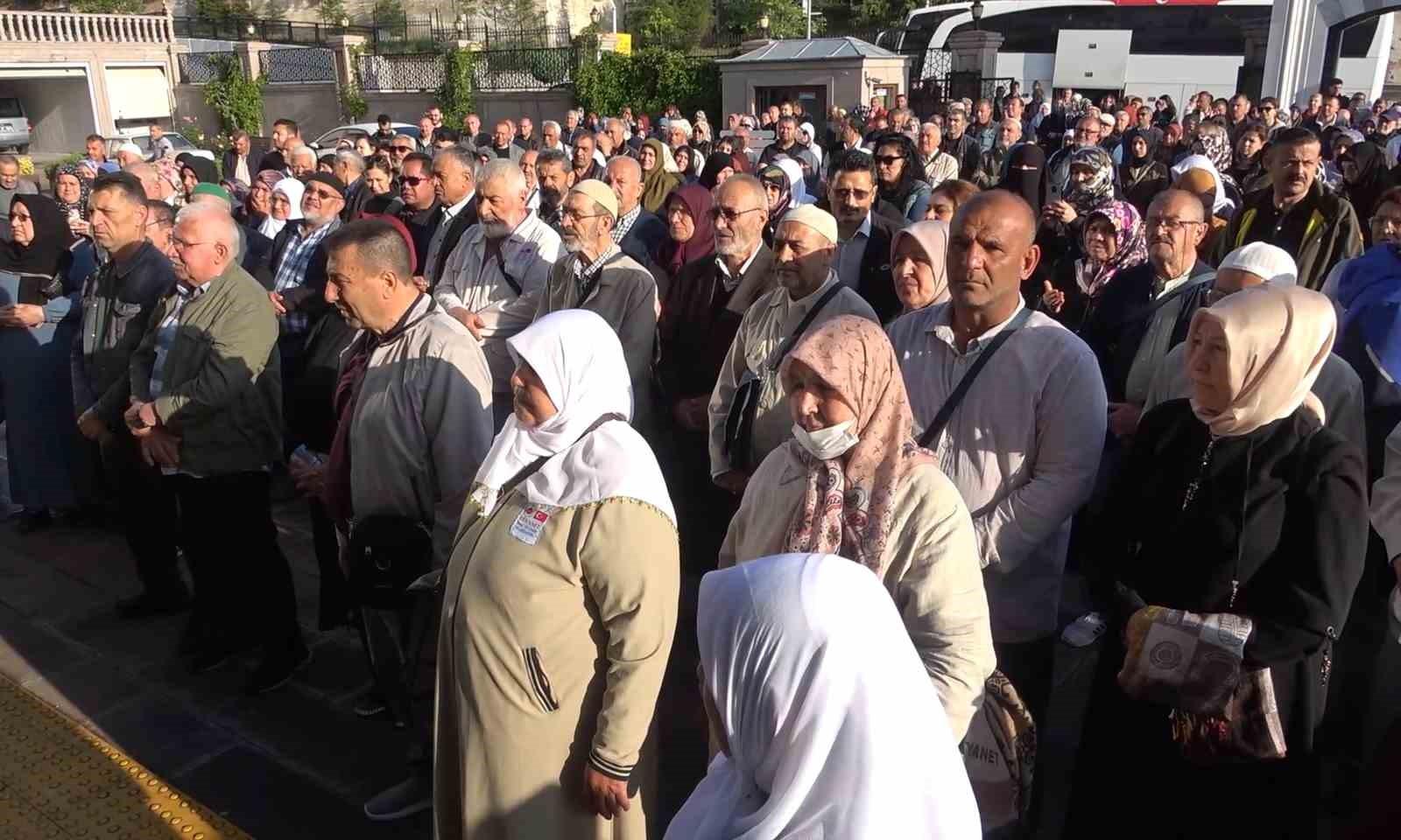 Kutsal yolculuk başladı: Kırıkkale’den ilk hac kafilesi yola çıktı - Kırıkkale Haber, Son Dakika Kırıkkale Haberleri