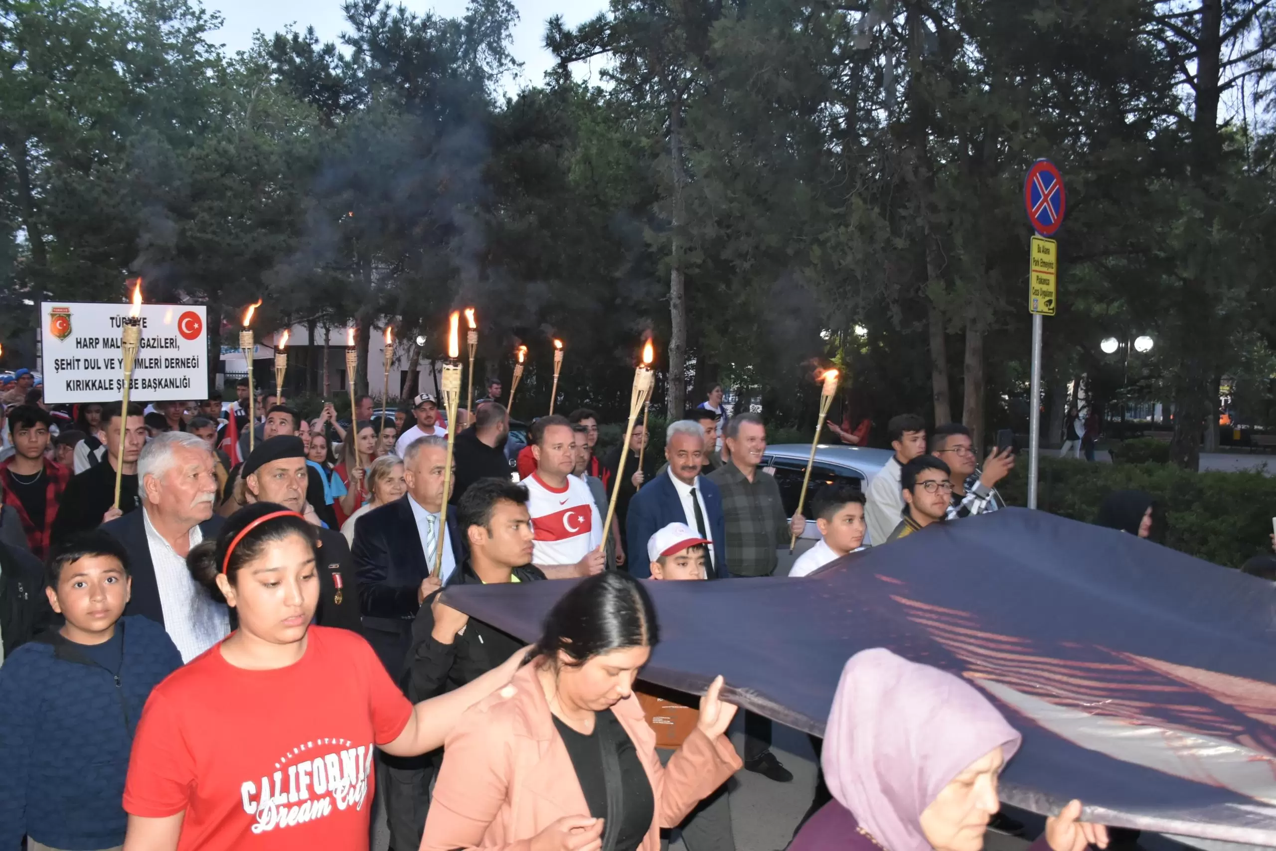 Kırıkkale'de 19 Mayıs dolayısıyla fener alayı ve gençlik yürüyüşü düzenlendi - Kırıkkale Haber, Son Dakika Kırıkkale Haberleri Kırıkkale'de 19 Mayıs dolayısıyla fener alayı ve gençlik yürüyüşü düzenlendi - Kırıkkale Haber, Son Dakika Kırıkkale Haberleri