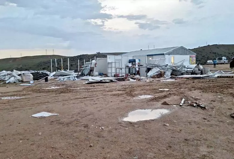 Kırıkkale'de Fırtına TOKİ Şantiyesinin Yemekhanesini Yıktı - Kırıkkale Haber, Son Dakika Kırıkkale Haberleri