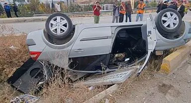 Kontrolden çıkan otomobil refüje devrildi - Kırıkkale Haber, Son Dakika Kırıkkale Haberleri kontrolden-cikan-otomobil-refuje-devrildi