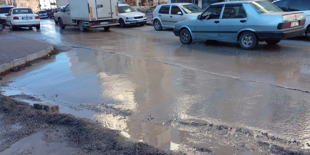 Su patlağı caddeyi göle çevirdi - Kırıkkale Haber, Son Dakika Kırıkkale Haberleri su-patlagi-caddeyi-gole-cevirdi