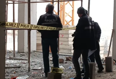 245194 insaat iscisi 4 kattan beton zemine duserek agir yaralandi 390x266 - Huzurevi İinşaat iskelesinden düşen işçi ağır yaralandı