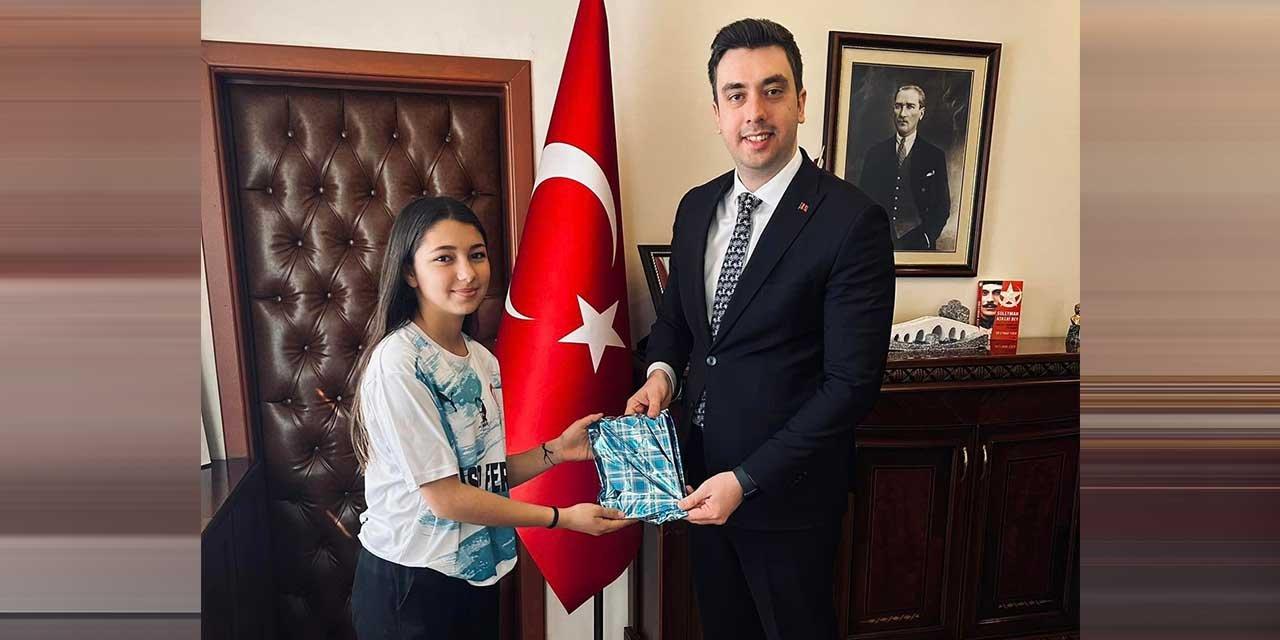 Şampiyon kızlardan Kaymakam Uludağ’a ziyaret - Kırıkkale Haber, Son Dakika Kırıkkale Haberleri