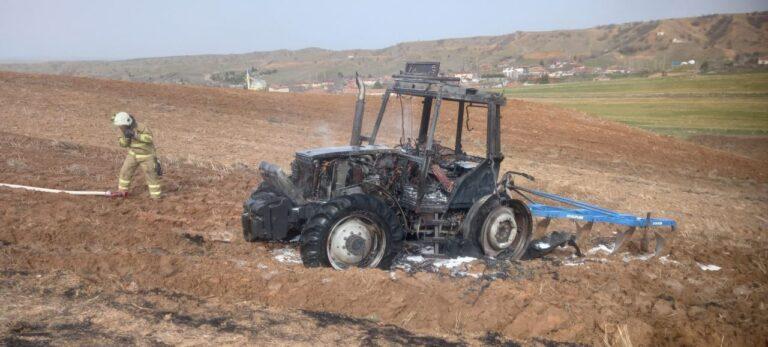 Kırıkkale’de tarla sürerken traktör alev alev yandı - Kırıkkale Haber, Son Dakika Kırıkkale Haberleri