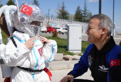 Astronot kıyafetli Mira, Gezeravcı'yı Heyecanla Karşıladı - Kırıkkale Haber, Son Dakika Kırıkkale Haberleri