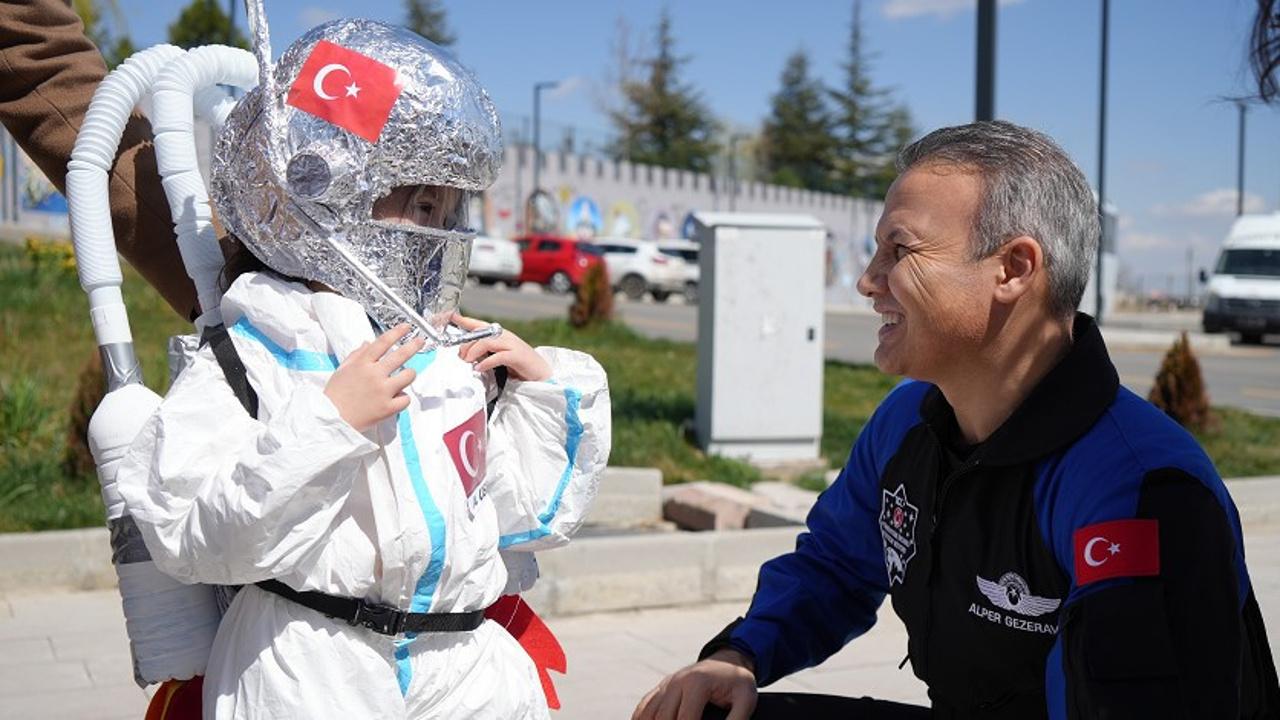 Astronot kıyafetli Mira, Gezeravcı'yı Heyecanla Karşıladı - Kırıkkale Haber, Son Dakika Kırıkkale Haberleri