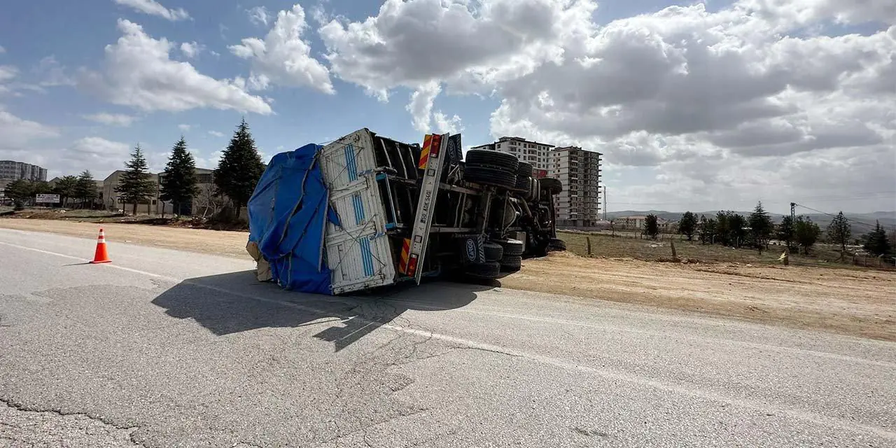 Güneş enerji paneli yüklü tır devrildi - Kırıkkale Haber, Son Dakika Kırıkkale Haberleri gunes-enerji-paneli-yuklu-tir-devrildi