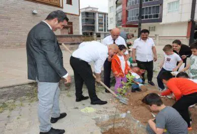 Başkan Önal, Cami Etrafına Fidan Dikti - Kırıkkale Haber, Son Dakika Kırıkkale Haberleri