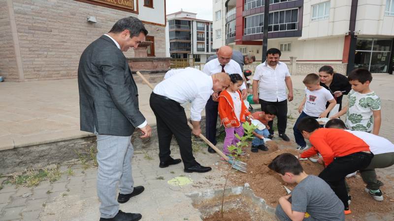 Başkan Önal, Cami Etrafına Fidan Dikti - Kırıkkale Haber, Son Dakika Kırıkkale Haberleri