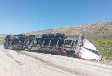 Kontrolden çıkan sebze yüklü tır devrildi - Kırıkkale Haber, Son Dakika Kırıkkale Haberleri