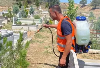 yahsihan’da-mezarliklar-bayrama-hazirlaniyor