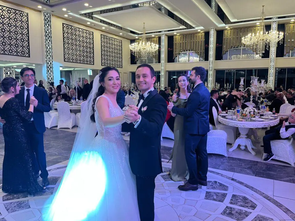 Göz Kamaştıran Düğün: Eker ve Çakıcı Aileleri Bir Araya Geldi – Kırıkkale Haber, Son Dakika Kırıkkale Haberleri Göz Kamaştıran Düğün: Eker ve Çakıcı Aileleri Bir Araya Geldi - Kırıkkale Haber, Son Dakika Kırıkkale Haberleri