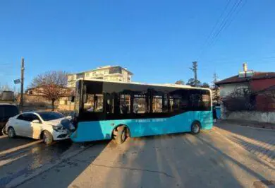 Kırıkkale’nin Kaletepe Mahallesi Zümrütkale Bulvarı’nda halk otobüsüyle otomobilin çarpışması sonucu 6 kişi yaralandı. - Kırıkkale Haber, Son Dakika Kırıkkale Haberleri