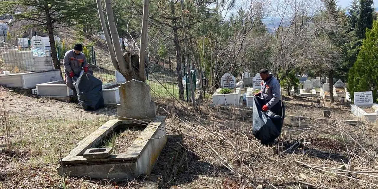 Kırıkkale Belediyesi Bayram Öncesi Mezarlıkları Tem - Kırıkkale Haber, Son Dakika Kırıkkale Haberleri